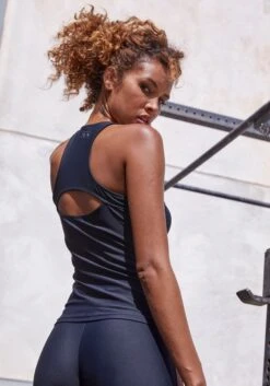 LASCANA ACTIVE Funktionsshirt, Mit Cut-out Im Rücken -Bikini Mode Geschaft 00427675a44e1738d6f183a8d1896ab4