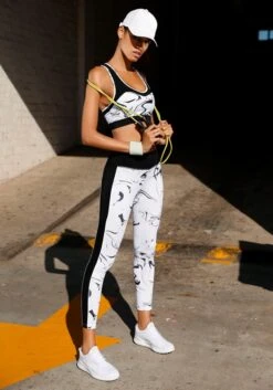 LASCANA ACTIVE Funktionsshirt »White Marble«, Mit Racerback Und Mesh -Bikini Mode Geschaft 01372a29bba9a049a99e0cf53218fbcc