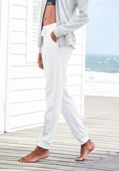 Bench. Relaxhose, Mit Glänzender Logostickerei -Bikini Mode Geschaft 0fa9a158832c335ebe9eaa336906a0f7