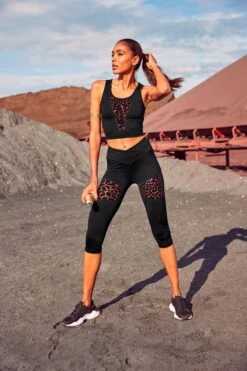 LASCANA ACTIVE Funktionsshirt, Mit Mesh-Einsatz Und Leo Muster -Bikini Mode Geschaft 1102aee7d24ed44682a6bffe71847689