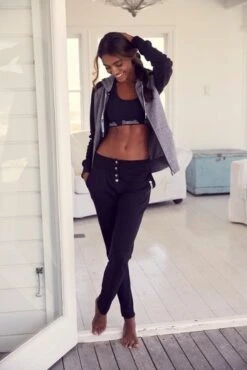 Bench. Kapuzensweatjacke, Mit Farblich Abgesetzten Ärmeln -Bikini Mode Geschaft 14fc8fc6b76f7bd7af6842f3b244dc06