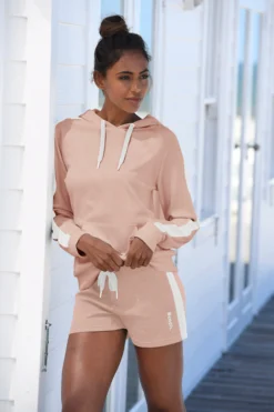 Bench. Relaxshorts, Mit Seitenstreifen -Bikini Mode Geschaft 2c4065252cd0612e2aecb6d069fd6fe1