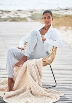 Bench. Relaxhose, Mit Glänzender Logostickerei -Bikini Mode Geschaft 3070f62e656adc0bda66ac4c8419e01d