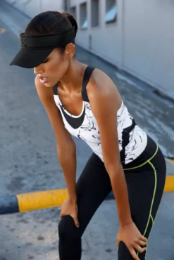 LASCANA ACTIVE Funktionsshirt »White Marble«, Mit Gekreuzten Trägern -Bikini Mode Geschaft 33f2fbce2bcbc29e89a0642b1fe6e935