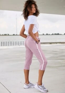 Bench. Caprihose, Mit Seitlichen Streifen 23 Bench. Caprihose, Mit Seitlichen Streifen -Bikini Mode Geschaft 3a2baf2c035722ad77c574f17f57dedd