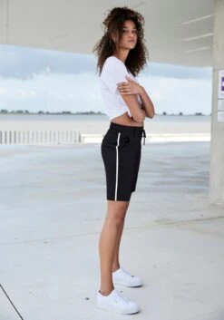 Bench. Shorts, Mit Seitlichen Streifen -Bikini Mode Geschaft 3a4fa3aced768664cce7af6a125ed7dc