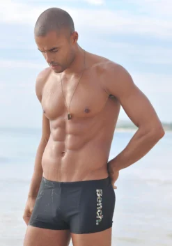 Bench. Boxer-Badehose, Mit Coolem Logo In Tarnfarben-Optik