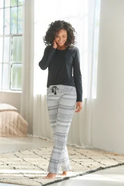 Vivance Dreams Pyjama, (2 Tlg., 1 Stück), Mit Schwarz-weißem Ethno-Muster -Bikini Mode Geschaft 5e74f187b7a2a74fc43fd5618f6dbf58