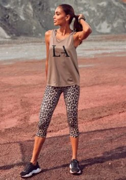 LASCANA ACTIVE Funktionsshirt, Mit Cut Out Im Rücken -Bikini Mode Geschaft 5ffc1b9de75a56116e81eaf571985ea2