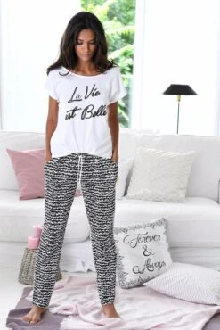 S.Oliver Pyjama »La Vie Est Belle«, (2 Tlg., 1 Stück), Im Schwarz-Weiß-Design -Bikini Mode Geschaft 637d66088154bc5b6015fc9aa50fb2f6