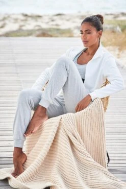 Bench. Relaxhose, Mit Glänzender Logostickerei -Bikini Mode Geschaft 6d0852f6bf3f411a9ff58be391e45481