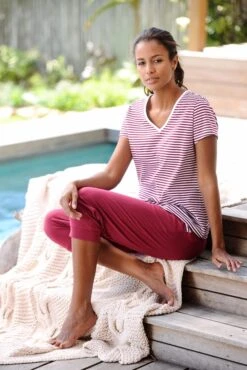 H.I.S Capri-Pyjama, (2 Tlg., 1 Stück), Mit Geringeltem T-Shirt Und Legerer Hose -Bikini Mode Geschaft 849d83b408bc1cd19ef94e6d961c149d