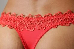 Nuance String, Hinten Mit Raffinierter Guipure-Spitze -Bikini Mode Geschaft 9f2b6ac198dfd744274fe5b2e30991d3