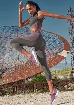 LASCANA ACTIVE Seamless Caprileggings, Mit Kontrasteinsätzen -Bikini Mode Geschaft cc20cbf16bdeab963175a92791d85f60