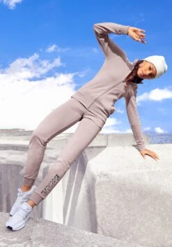 Bench. Sweatjacke, (1 Tlg.), Mit Bestickten Stehkragen -Bikini Mode Geschaft cc2caddd25139dc678e30a6e98eb9b43