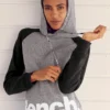 Bench. Kapuzensweatshirt, Mit Farblich Abgesetzten Ärmeln Und Logodruck