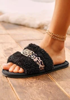 Vivance Hausschuh, Pantolette Mit Print-Applikation Und Kuscheligem Fellimitat VEGAN -Bikini Mode Geschaft d5ac578a7f3b1be9e546d06ffd40ffd5