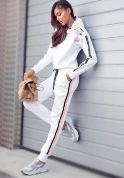 Bench. Relaxhose, Mit Bedruckten Bändern Und Seitlichen Streifen -Bikini Mode Geschaft d5b84e812db187f9f7ad4f3178a0210f