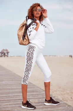 Bench. Caprileggings, Mit Leomuster Und Mesheinsatz -Bikini Mode Geschaft eb2f0dd8678c81ea0a33ee81d87da4ec